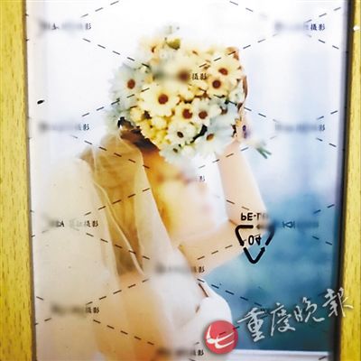 拿到手的藝術(shù)照上打滿了網(wǎng)狀細(xì)線和工作室的標(biāo)徽(為保護(hù)當(dāng)事人隱私，臉部已做模糊處理)