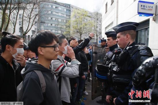 　當(dāng)?shù)貢r(shí)間28日，在法國(guó)巴黎的亞裔民眾在巴黎警察局門外與法國(guó)防暴警察對(duì)持。