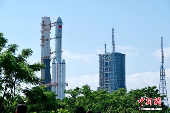 4月17日7時(shí)30分，承載著長(zhǎng)征七號(hào)遙二運(yùn)載火箭與天舟一號(hào)貨運(yùn)飛船組合體的活動(dòng)發(fā)射平臺(tái)駛出總裝測(cè)試廠房，平穩(wěn)行駛約2.5小時(shí)后，垂直轉(zhuǎn)運(yùn)至發(fā)射區(qū)。陳濤 攝