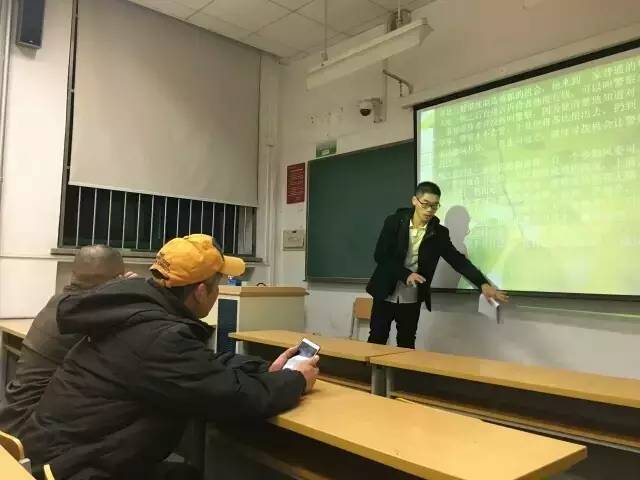 即使來參加夜校的工友越來越少，志愿者們依然教得很用心