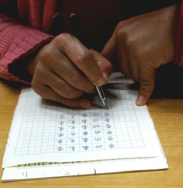 在一次書法課上，一位大姐用飽經(jīng)滄桑的手寫下：&ldquo;勞動最光榮&rdquo;。