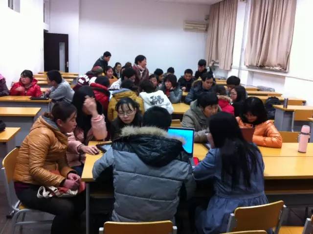 新光電腦課，大家圍在一起，更像是聚會，而不是課堂