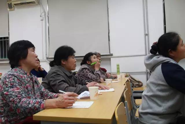 工友們期待的眼神、認真做筆記的樣子，曾是我們每周最大的歡樂