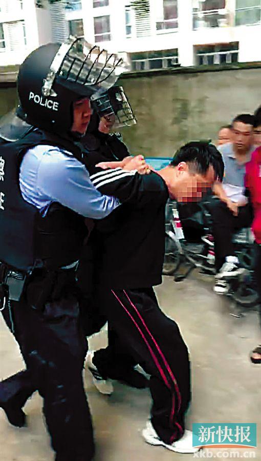 警方將鬧事男子帶走調查。 受訪者供圖
