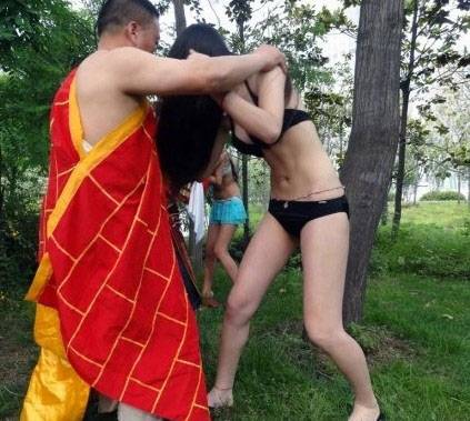 美女與和尚道士激情野戰(zhàn)(4)