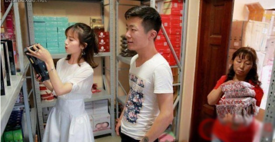 絕色?；ㄙu(mài)情趣用品 年賺千萬(wàn)無(wú)男友(11)