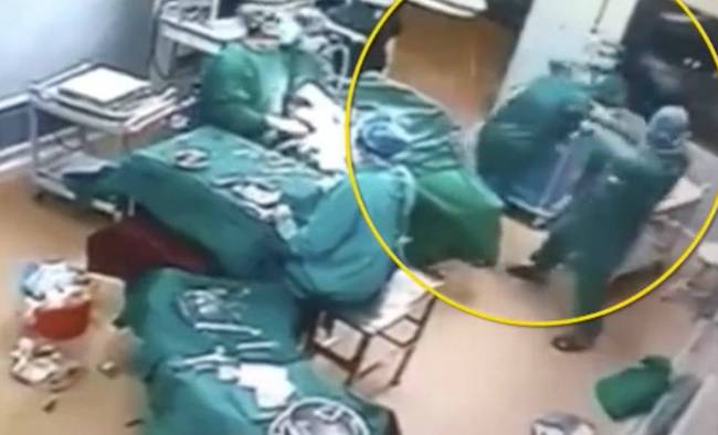 其中1人連出7記重拳。
