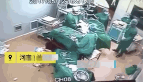 什么仇什么怨？兩個(gè)醫(yī)務(wù)人員在手術(shù)室就打起來了