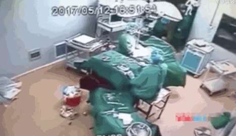 什么仇什么怨？兩個(gè)醫(yī)務(wù)人員在手術(shù)室就打起來了