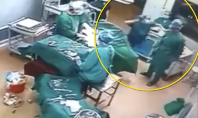 兩人開始扭打