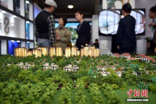 資料圖：售樓人員向顧客介紹樓盤。 中新網(wǎng)記者 金碩 攝