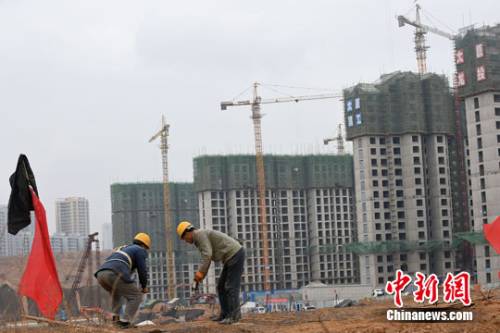 資料圖。山西太原，民工在一建筑工地作業(yè)。中新社記者 武俊杰 攝