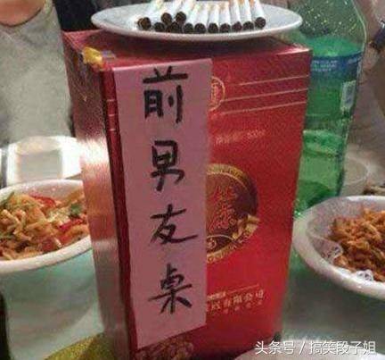 女朋友在公司加班發(fā)的自拍，看完我抽了一包煙