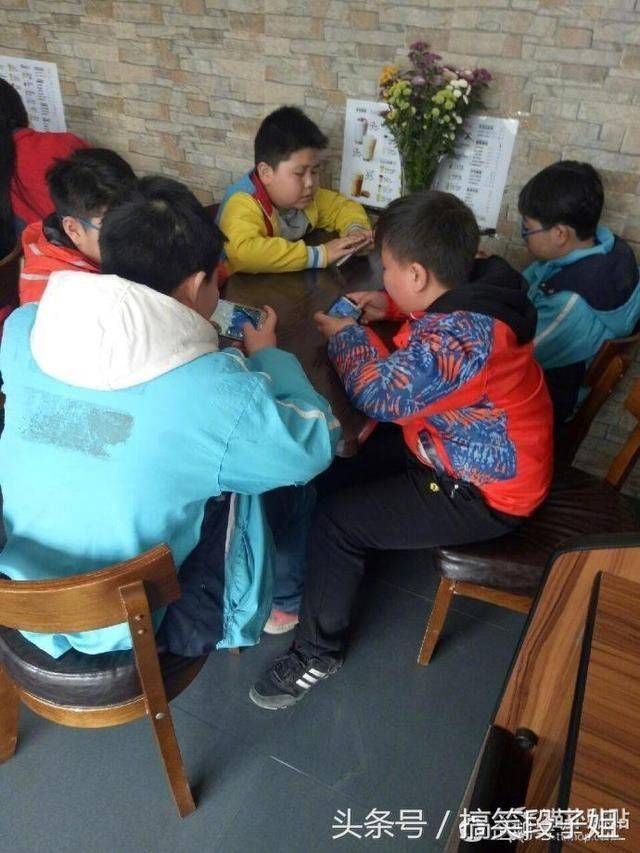 女朋友在公司加班發(fā)的自拍，看完我抽了一包煙
