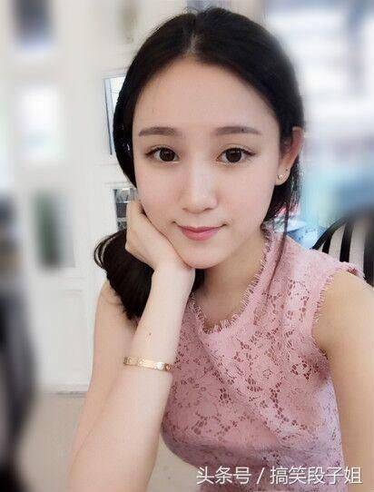 女朋友在公司加班發(fā)的自拍，看完我抽了一包煙
