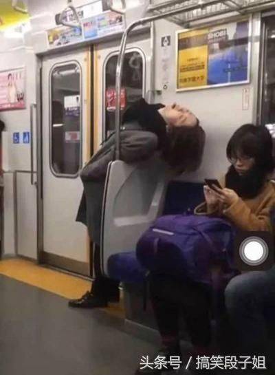 女朋友在公司加班發(fā)的自拍，看完我抽了一包煙