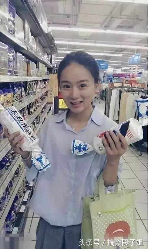 女朋友在公司加班發(fā)的自拍，看完我抽了一包煙