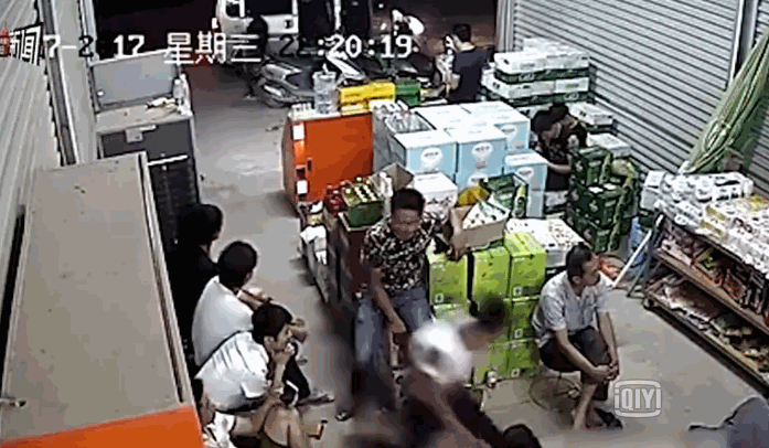 廣西數(shù)名蒙面男持火藥槍進超市掃射 村民胸部中槍