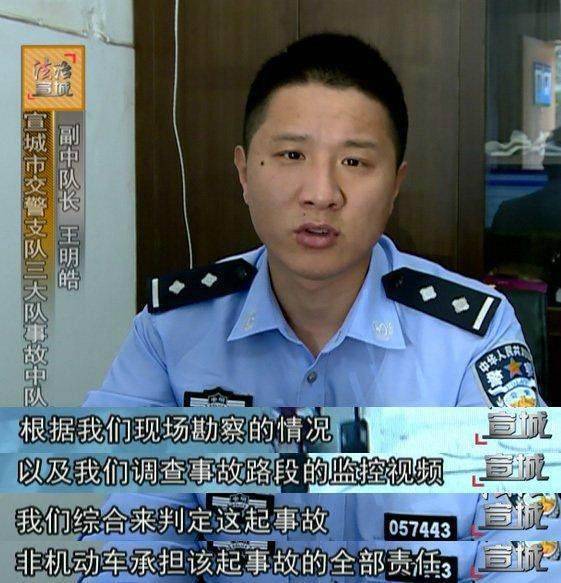 現(xiàn)如今，手機(jī)低頭族逐漸成為道路交通安全新隱患，在此小編想告誡所有交通參與者，開(kāi)車上路，切記不要做任何分散注意力的事，畢竟危險(xiǎn)往往在那幾秒鐘的時(shí)間里。