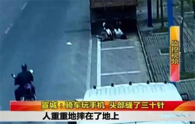 事發(fā)上午11點(diǎn)多鐘，地點(diǎn)位于宣州區(qū)雙橋辦事處同翔醫(yī)院門(mén)口。從監(jiān)控中可以看出，鄧大姐騎電瓶車撞上貨車之后，人重重地摔在了地上。在現(xiàn)場(chǎng)看到一輛前四后八的貨車，停在停車位里面，后面有一輛電動(dòng)車損壞了，地上有一灘血。記者從現(xiàn)場(chǎng)看，應(yīng)該是電動(dòng)車的車頭撞到了大貨車的車尾部。