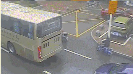 誤把油門當(dāng)剎車，一司機(jī)來回撞人撞物