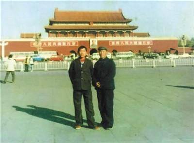 有你嗎?攝影師拍天安門38年 上千照片無人領(lǐng)