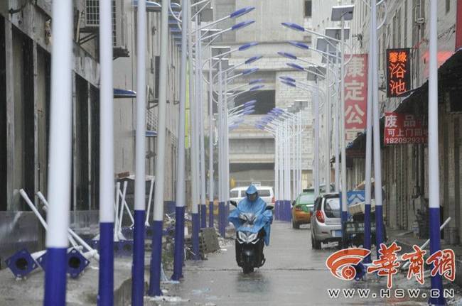 近日，陜西西安魚化寨街辦小煙莊村的村民向記者反映稱，稱村里最近在村道上安裝了路燈，可其中一條村道上卻出現(xiàn)奇怪一幕，&ldquo;迪樂幼兒園門口的村道僅100多米長，三四米寬，路兩邊都安裝了路燈，而且路燈的間距很小，有的只有兩三米，密密麻麻的，這是多大的浪費啊!&rdquo;中午12時許，記者來到小煙莊村，村民反映的是一條南北向的村道，實測長度為140米，兩邊各安裝有一排路燈，還有一些路燈擺放在村道兩邊。記者統(tǒng)計發(fā)現(xiàn)，這條村道的東側(cè)共有23根路燈，西側(cè)有21根。