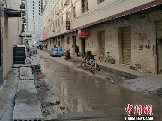 日前媒體報道稱，小煙莊村一條僅100多米長，三四米寬的村道，道路兩邊都安裝了路燈，而且路燈的間距很小。據(jù)測算，村道的東側(cè)共有23根路燈，西側(cè)有21根，路燈間距最小僅2.2米。