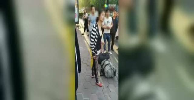 杭州母親當(dāng)街腳踩女兒原因查明 真相讓人落淚