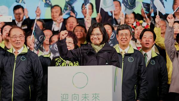 多家民調(diào)均在低位徘徊 蔡英文及民進(jìn)黨已陣腳大亂
