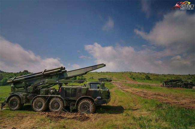 塞爾維亞陸軍炮兵實彈射擊演習 火箭炮造型大亮！