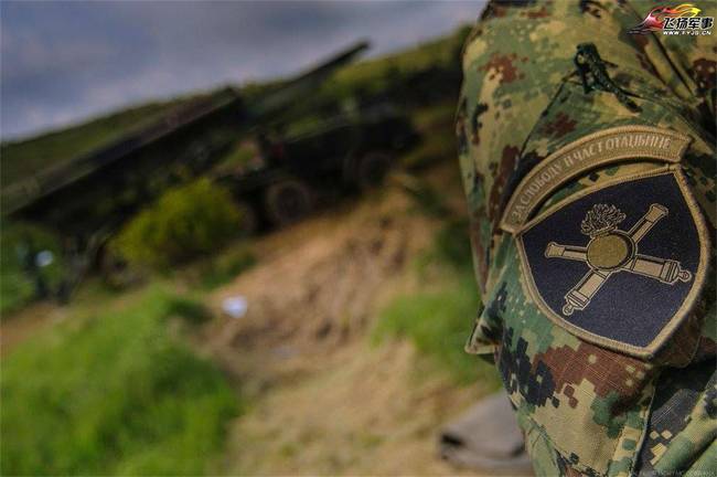 塞爾維亞陸軍炮兵實彈射擊演習 火箭炮造型大亮！