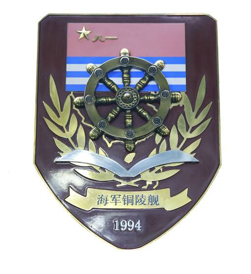 著名的現(xiàn)代級導(dǎo)彈驅(qū)逐艦寧波艦的艦徽。這艘前蘇聯(lián)的遺物是中國海軍中非常特殊的戰(zhàn)艦。其艦徽主體是現(xiàn)代級的正面視圖，而左右分別是中國傳統(tǒng)兵器和反艦導(dǎo)彈、防空導(dǎo)彈的結(jié)合，凸顯寧波艦強大的作戰(zhàn)能力。