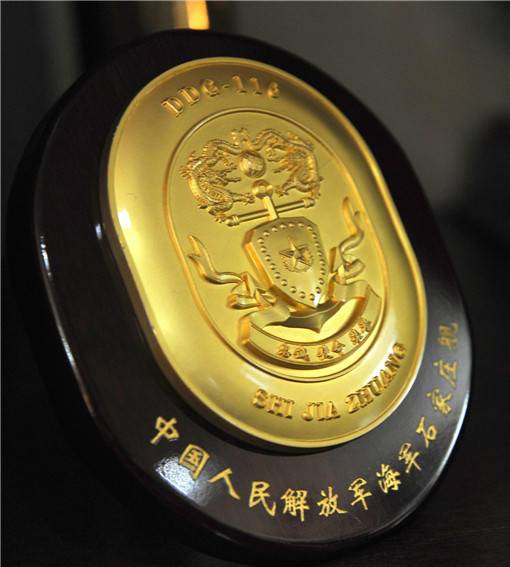 051C型導(dǎo)彈驅(qū)逐艦石家莊艦的艦徽。該艦是海軍僅有的兩艘&ldquo;俄式神盾&rdquo;驅(qū)逐艦之一，安裝有全套的俄式SA-N-6&ldquo;雷鳴&rdquo;遠(yuǎn)程防空導(dǎo)彈系統(tǒng)。艦徽主體是代表中國文化的雙龍戲珠圖案和盾牌造型，凸顯其防空&ldquo;神盾&rdquo;的定位。