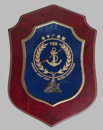 056輕型導(dǎo)彈護(hù)衛(wèi)艦菏澤艦的艦徽。這個艦徽設(shè)計很具有時代氣息，融合了軍艦、地圖、英文、數(shù)字等元素，特別是舷號512，在&ldquo;5&rdquo;和&ldquo;2&rdquo;之間用導(dǎo)彈來代替了&ldquo;1&rdquo;的位置。