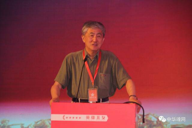 中共諜戰(zhàn)首腦之一的李克農(nóng)之孫李凱城，向與會者解讀了《隱蔽戰(zhàn)線斗爭對當(dāng)下的意義所在》。 