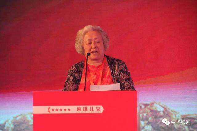 中共隱蔽戰(zhàn)線元老吳德峰的女兒吳持生發(fā)言。 