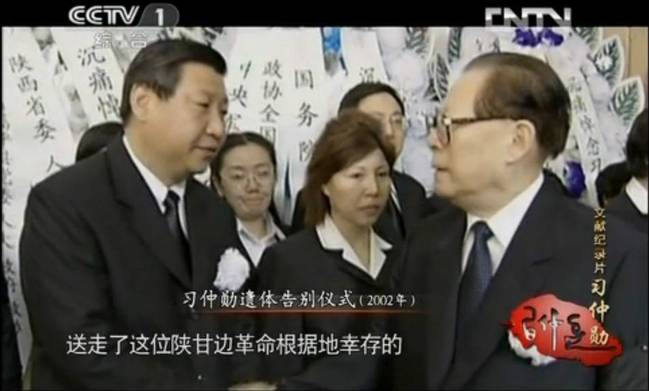 江澤民與習(xí)近平握手。