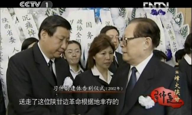 江澤民與習(xí)近平握手。