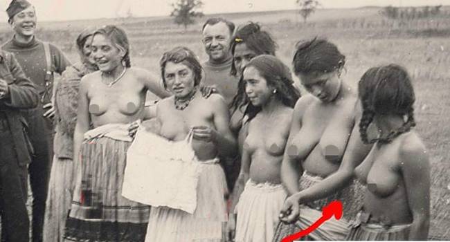 二戰(zhàn)時期的吉普賽女子與納粹士兵。納粹士兵通常讓吉普賽女子脫光來取樂。