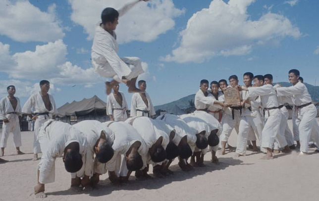彼時(shí)韓國軍隊(duì)也曾配合美軍踏上越南戰(zhàn)場，圖為韓國&ldquo;猛虎部隊(duì)&rdquo;在越南的跆拳道訓(xùn)練