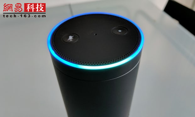 　　據(jù)英國(guó)衛(wèi)報(bào)報(bào)道，在預(yù)測(cè)未來(lái)科技時(shí)，科幻小說(shuō)總是擁有一種令人不可思議的能力，從《星際迷航》中的Padd(實(shí)際上就是iPad)到《摩登家族》(The Jetsons)中的機(jī)器人吸塵器(基本上與Roomba相同)都是如此?，F(xiàn)在，智能語(yǔ)音助理也出現(xiàn)在現(xiàn)實(shí)中，包括Alexas、 Siri、Cortana以及Google Assistant等，它們?cè)强苹眯≌f(shuō)中不可或缺的未來(lái)設(shè)備。如果科幻繼續(xù)映射未來(lái)，那么未來(lái)計(jì)算機(jī)將會(huì)是什么樣呢?亞馬遜設(shè)備業(yè)務(wù)負(fù)責(zé)人戴夫&middot;利姆普(Dave Limp)認(rèn)為，計(jì)算的下一個(gè)階段將會(huì)更少物理方面的限制，更重要的是你如何以及在何處訪問(wèn)它。他說(shuō):&ldquo;我們把它看作是環(huán)境計(jì)算，也就是科技無(wú)處不在，計(jì)算機(jī)植入所有東西，隱沒(méi)在背景里，甚至有時(shí)完全消失，但我們卻被包圍在其中。我們的愿景是創(chuàng)建《星際迷航》中的計(jì)算機(jī)，然后從這一點(diǎn)向前躍進(jìn)。電影中的電腦不僅限于企業(yè)號(hào)上，人們還可以在任何地方通過(guò)小徽章與它交談。所以無(wú)論你身在何處，都能對(duì)智能助手即時(shí)訪問(wèn)，這對(duì)Alexa來(lái)說(shuō)非常重要。&rdquo;　　