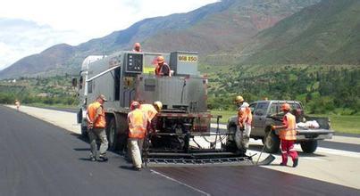 上海稀漿封層車出租 上海同步封層車出租 乳化瀝青微表處施工