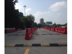 深圳南山廠家批發(fā)施工紅色高水馬 防撞桶 警示牌 路錐等圖3