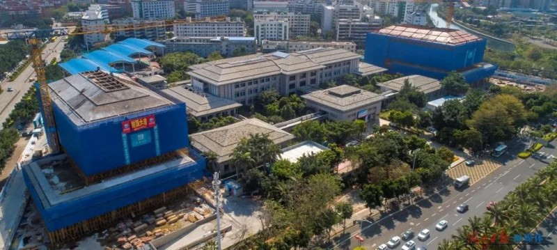 航拍鏡頭下的海南省圖書館及兩側(cè)的二期項目